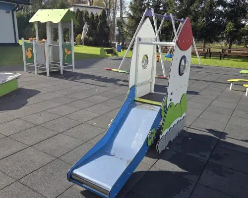 Zjeżdżalnia na placu zabaw